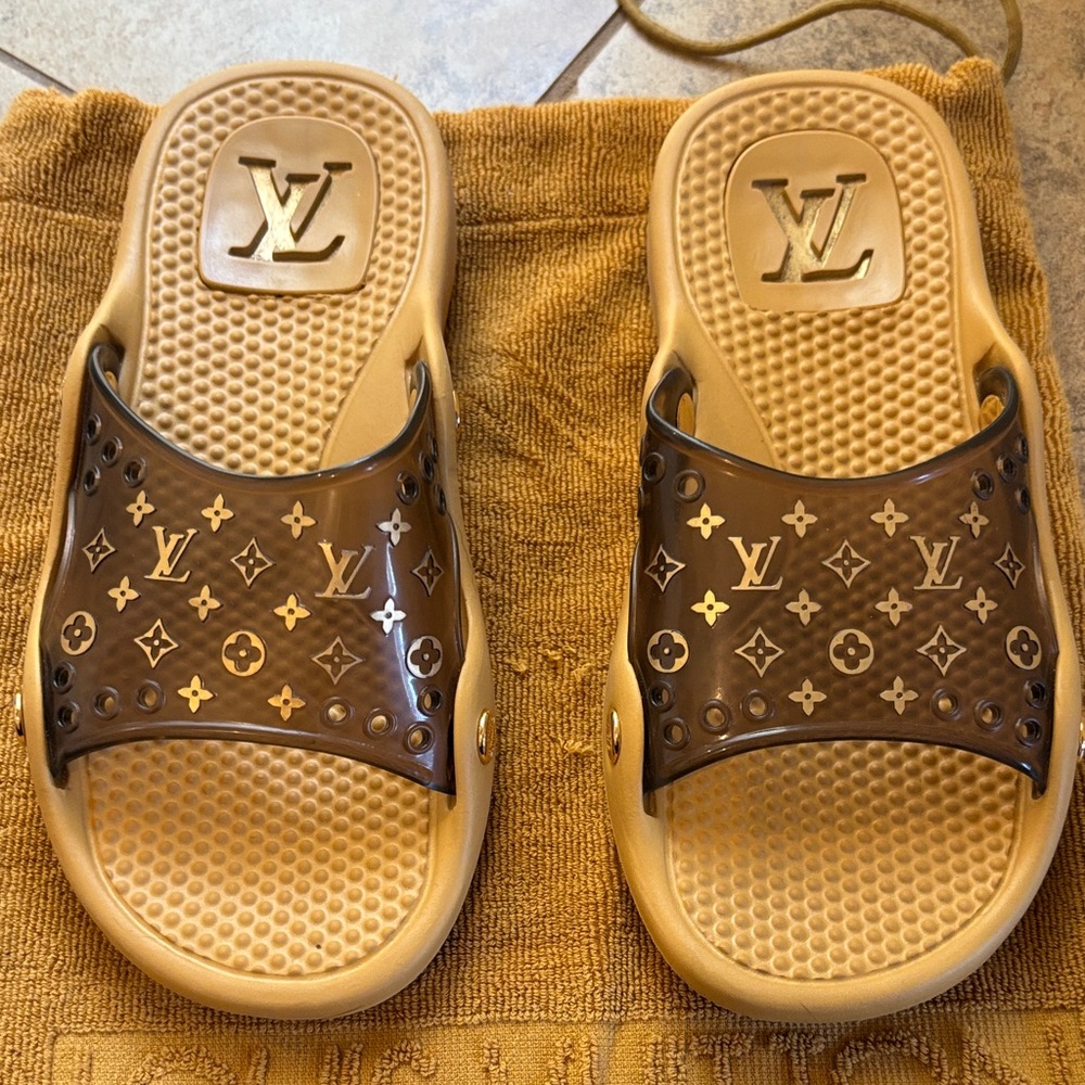 Louis Vuitton, Vintage, pool pillow, monogram Slides. Brown Tan LV 34 4 Sandals. - Picture 3 of 9
